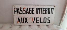 Plaque en  métal /imterdit aux vélos
