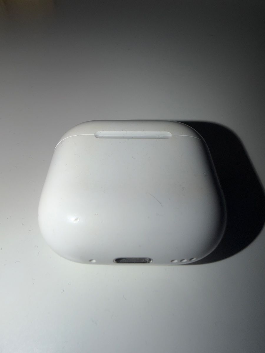 Apple Kopfhörer: Ladecase Apple AirPods 4 mit ANC Noisecancelling – Gebraucht aus Zürich von PacoSells