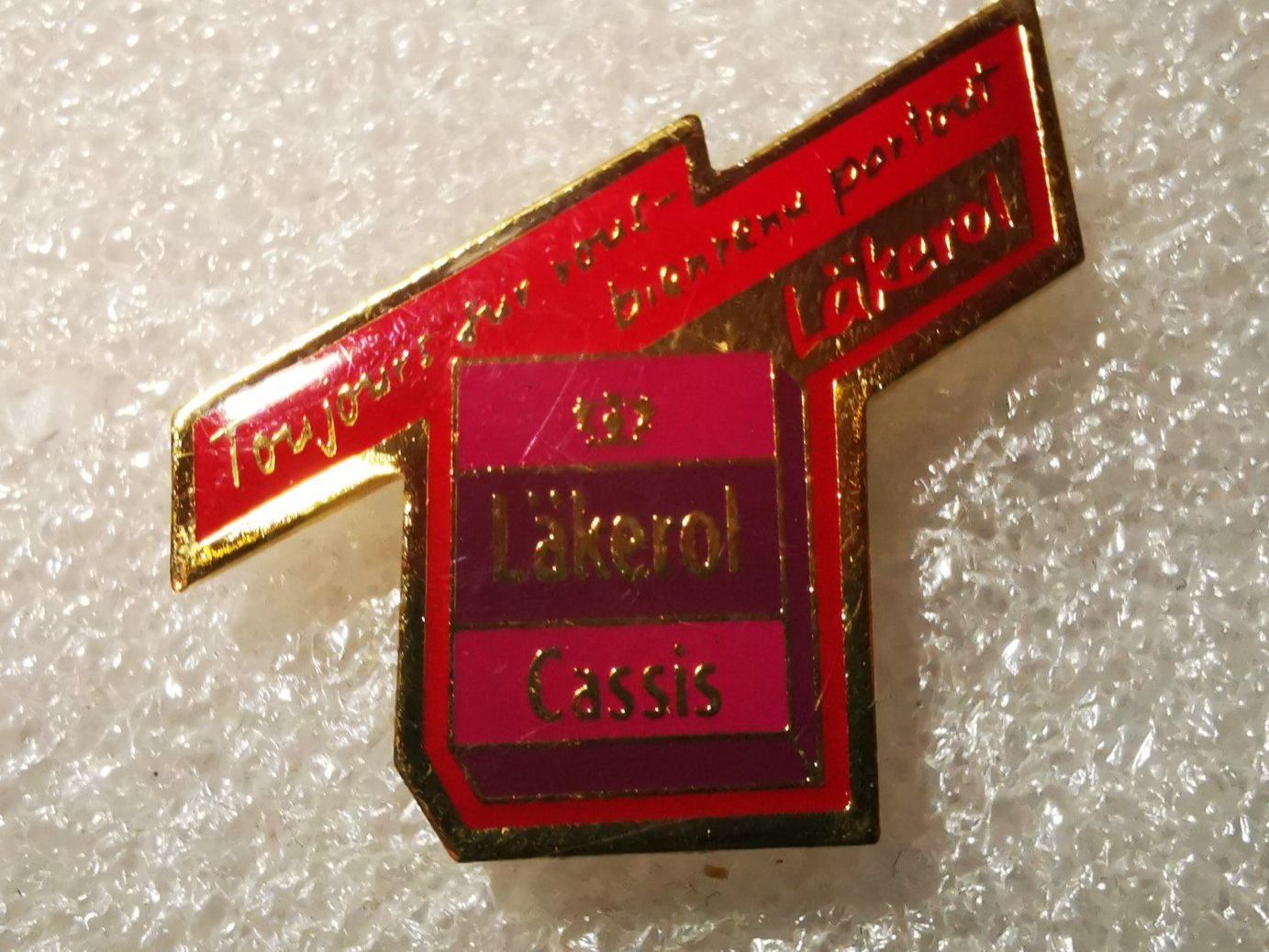 Plaketten & Abzeichen: Ansteckpin 7: Läkeröl – Gebraucht aus Oppligen von Pin-Fall-Shop