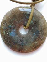 Labradorit,  Donut 49 mm, Anhänger an Lederband, Heilstein