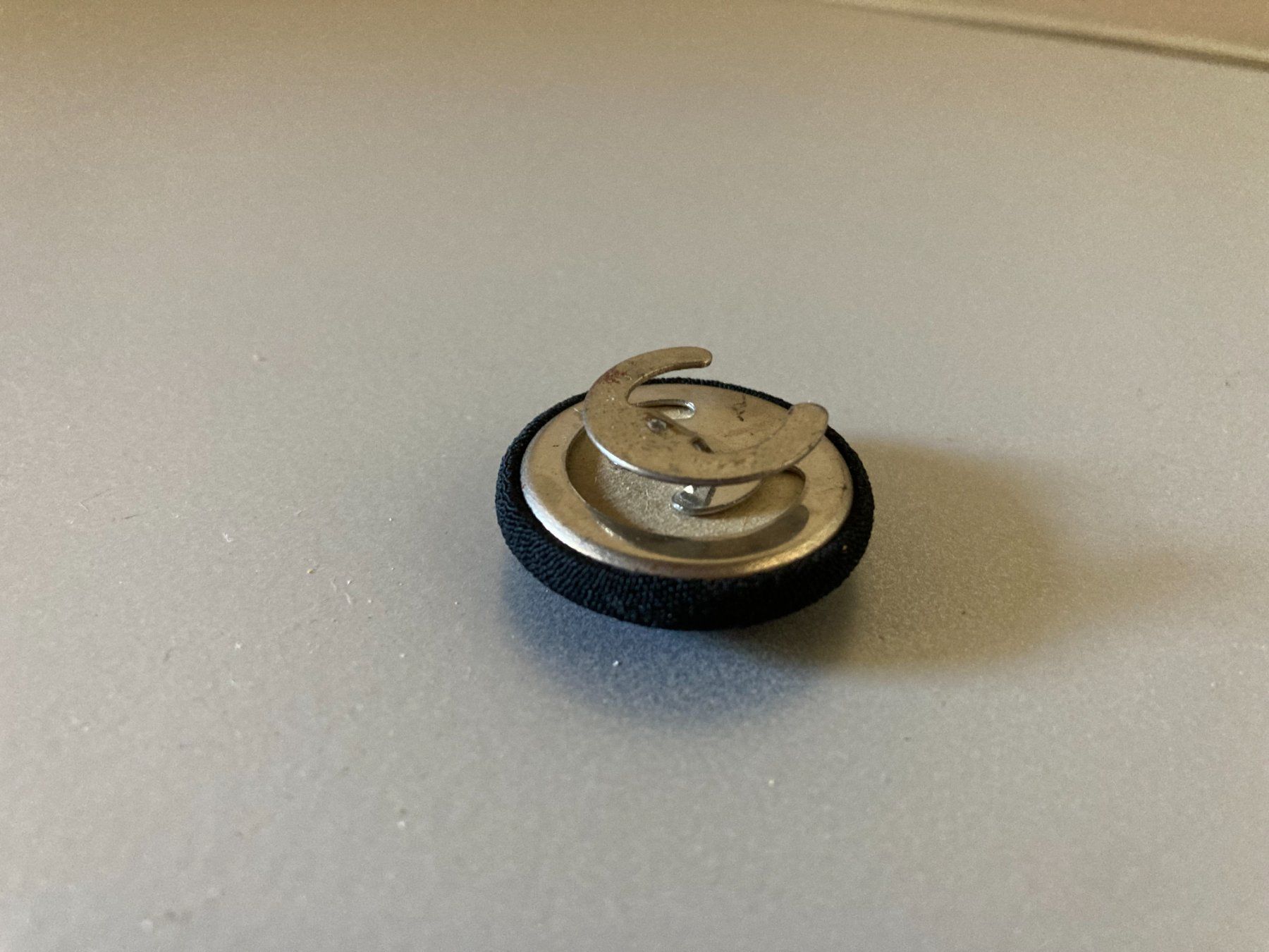 Anhänger: Knopf schwarz mit Einhängemechanismus Grösse ca 2cm antik – Gebraucht aus Schenkon von Angelikahu 1