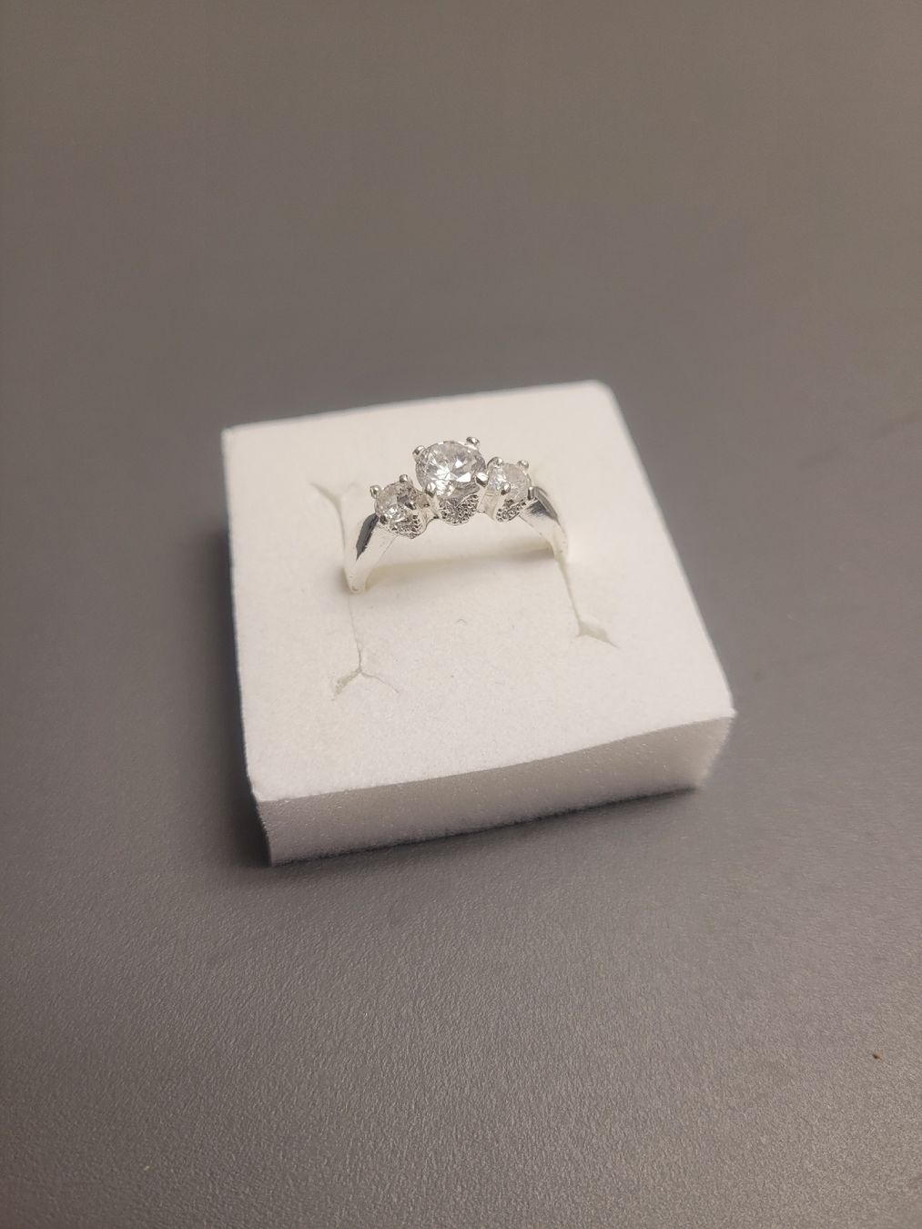 Ringe: Wunderschöner Damenring, Silberfarbig, mit ? Stein – Gebraucht aus Wängi von Jeane_02