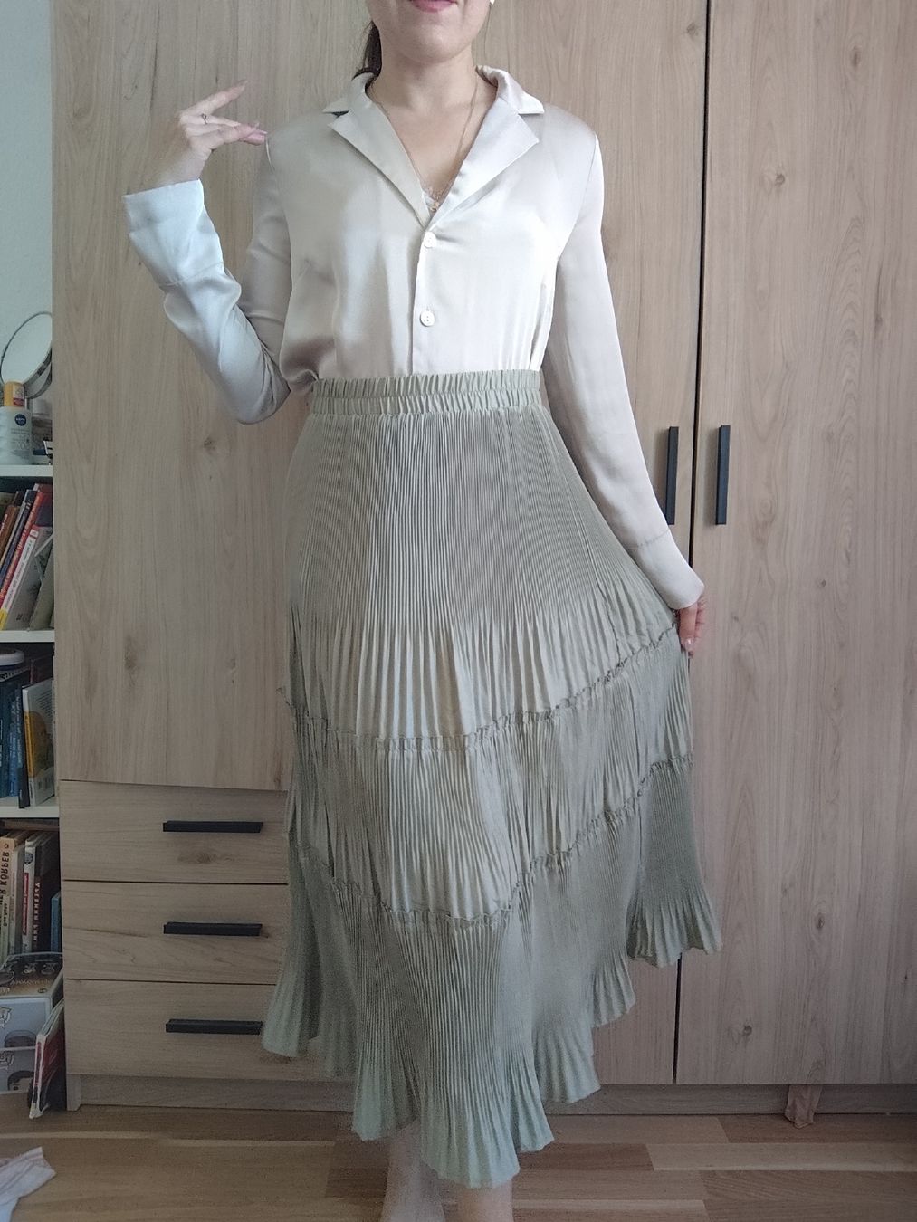 H&M Camicette: H&M Beige Blouse, Size S - Perfect for Spring Layering! – Usato da Mägenwil venduto da VintageGirly 4