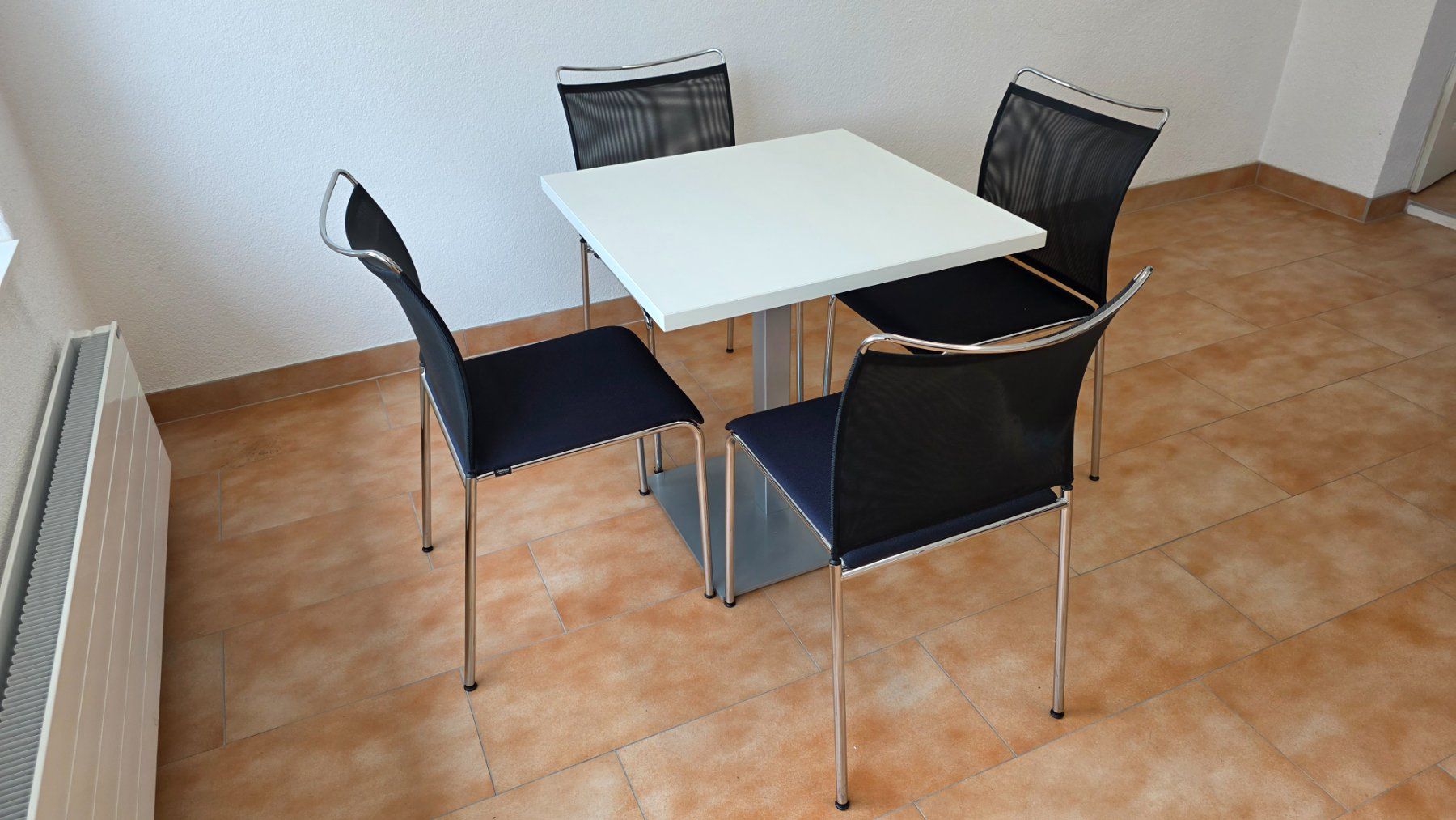 Set de table et chaises: Sitzungstisch mit 4 Stühlen – D'occasion à Biel/Bienne par str_wy69
