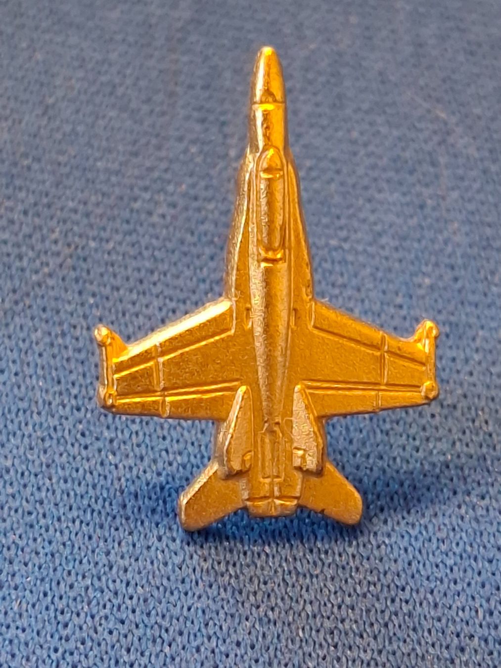 Schweizer Armee Placchette & Badge: Flugzeug FA-18 Pins, Anstecker, 2 Stk. – Usato da Schlieren venduto da Svenja7 5