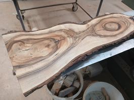 Dekobrett aus Schweizer Nussbaumholz