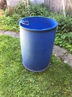 Blaue Kunststofftonne, Regenfass