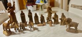 Krippenfiguren aus Olivenholz geschnitzt, 14-teilig.