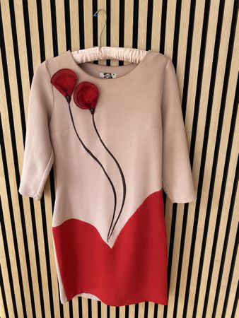 Elegantes Kleid mit Mohnblumen-Applikation, Grösse 38