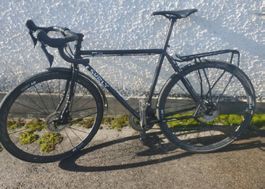 Vélo de route Surly Straggler noir groupe Ultegra