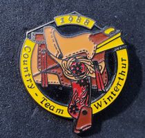 Y782 - Pin Country Team Winterthur 1988 / Sattel