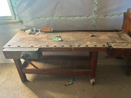 Werkbank mit Schraubstock aus Holz gebraucht