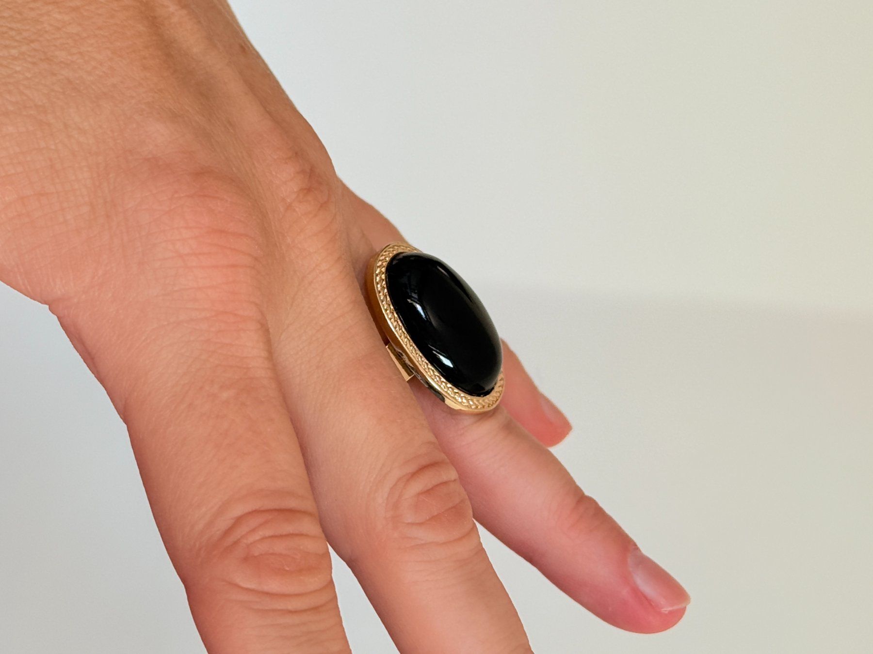 Ringe: Bague or pierre noire forme ovale resize – Neu und originalverpackt aus Genève von AGBERG 3