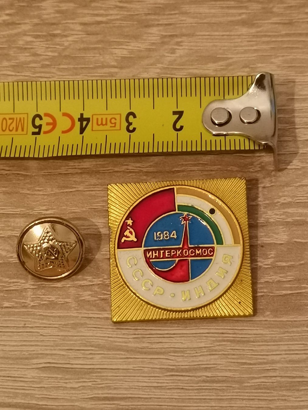 Knöpfe: Pin et bouton sovietique de 1984 – Gebraucht aus La Chaux-de-Fonds von lolmaker1007