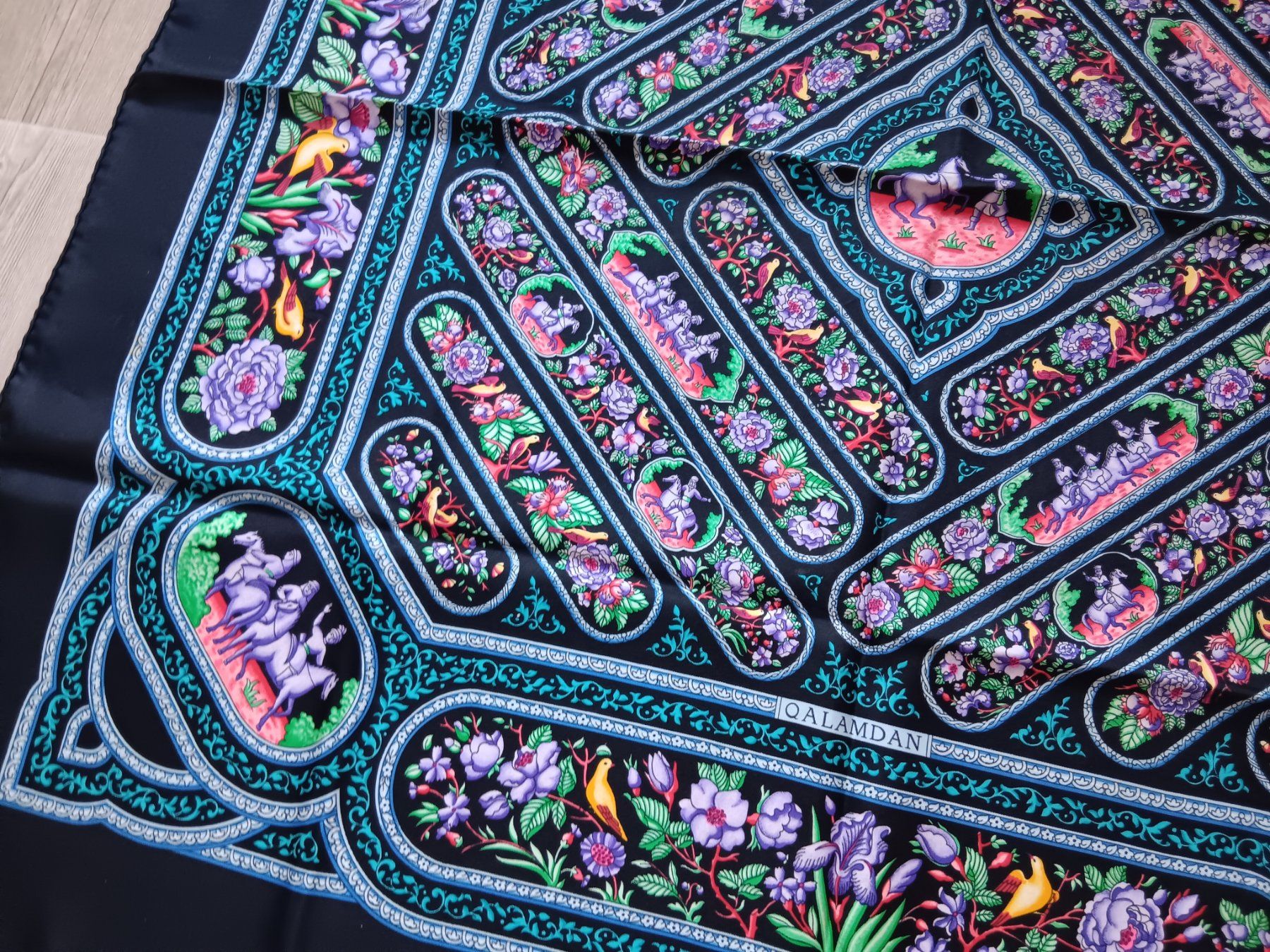 Hermès Foulard & Sciarpe: HERMES "QALAMDAN" CARRE 90 CM – Usato da Cossonay-Ville venduto da Les_1001_perles 6