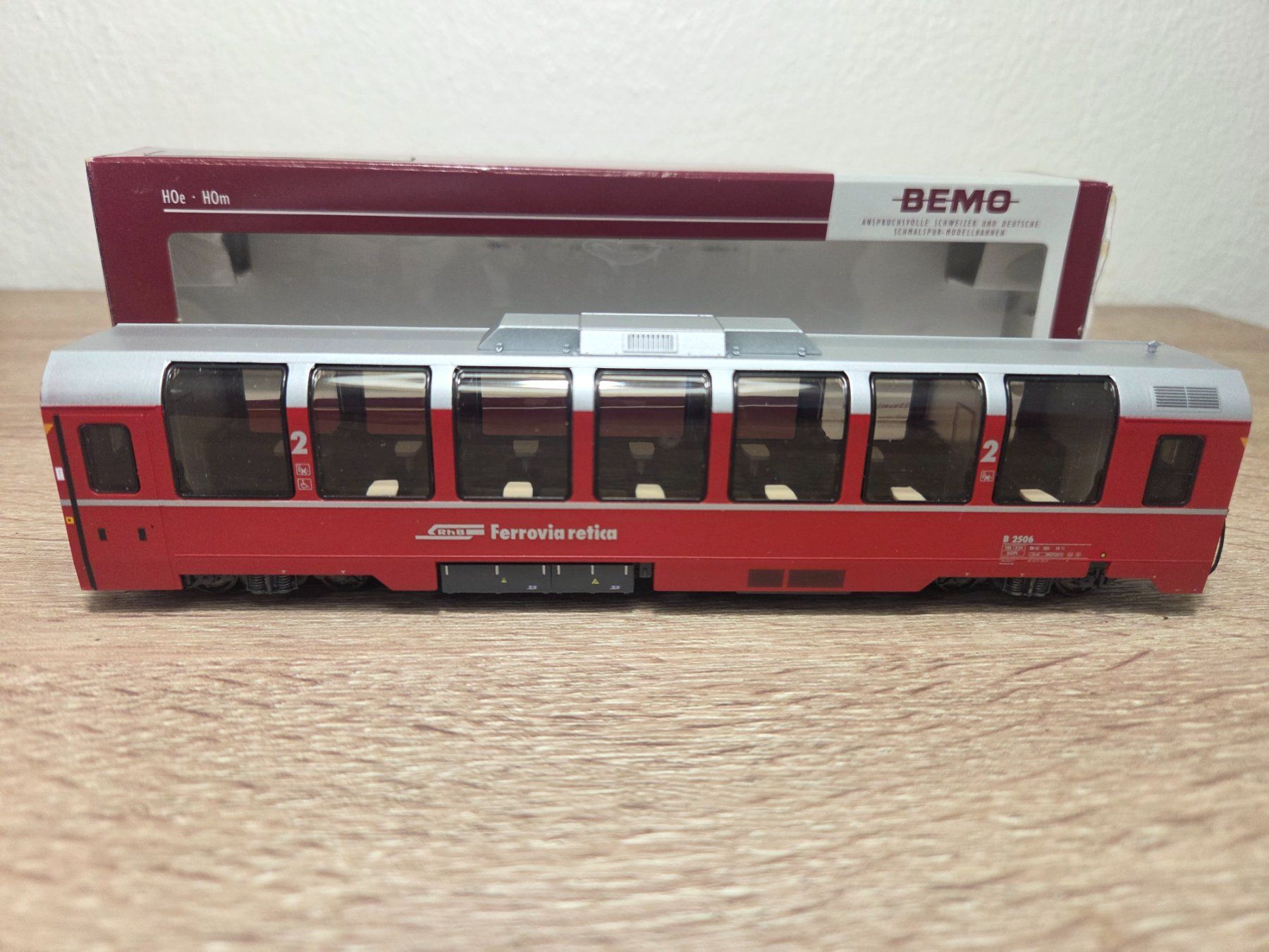 Bemo Modellini di ferrovie: Bemo 3294 106 Panoramawagen RhB H0m – Nuovo e nell'imballaggio originale da St-Aubin-Sauges venduto da Lo_Go