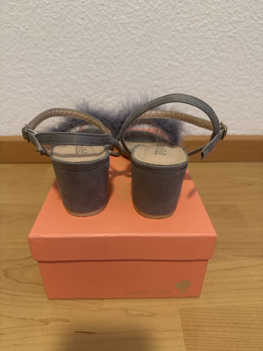 Chaussures femmes: Sandalen Peppa Rose hellgrau mit Federn – D'occasion à Degersheim par wul_5vdb 1