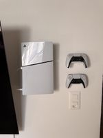 Playstation 5 mit zwei Controllern