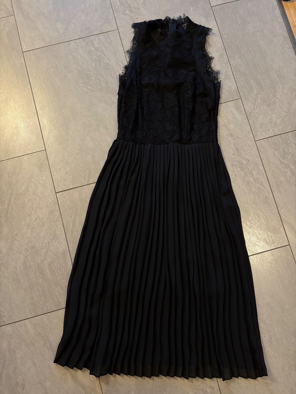 Vestiti: Wunderschönes, elegantes, Plissekleid mit Spitzen. XS/S – Usato da Malters venduto da Gisi80 4