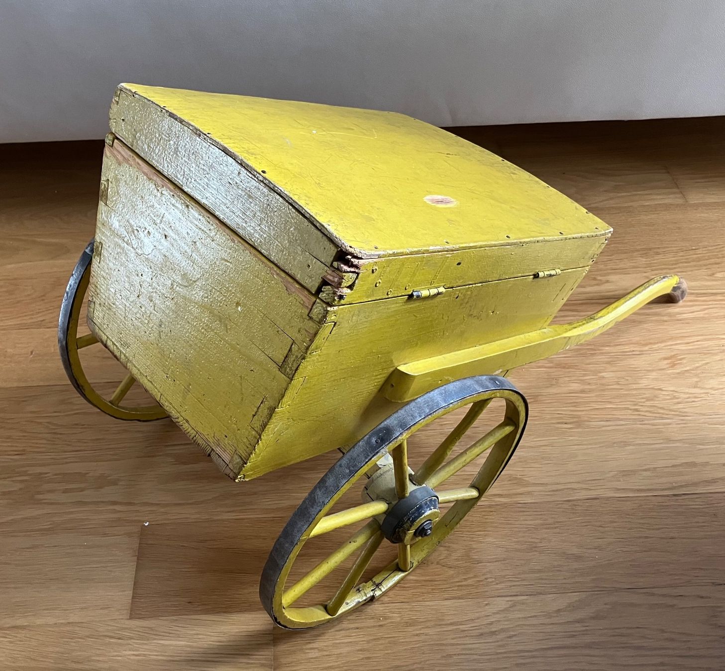 Giocattoli: Antiker gelber Post Handwagen aus Holz – Usato da Zürich venduto da Kue_Zuerich 1