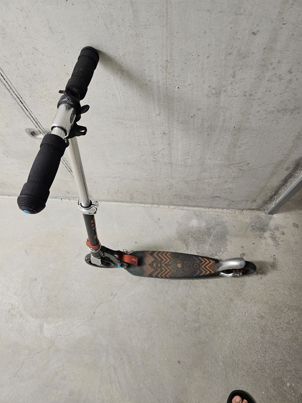 Scooters: Micro Scooter black orange used condition – Gebraucht aus Gümligen von Patrycjusz