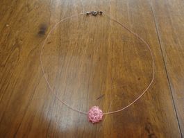 Collier fil avec perles de verre rose