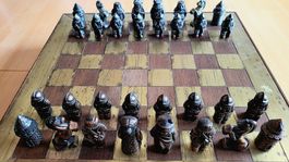 Edles grosses Schachsett mit mittelalterlichen Metallfiguren