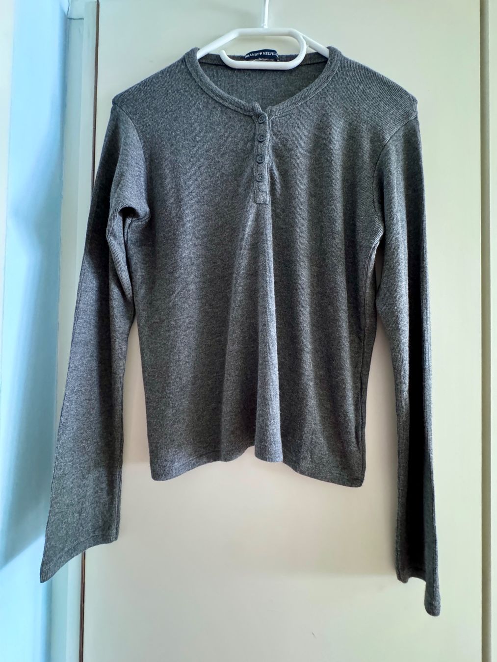 Brandy Melville Maglioni & Felpe: Pull léger gris manches longues Brandy Melville – Nuovo (secondo la descrizione) da Genève venduto da Lucie.hwrth