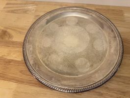 Vintage Metalltablett Ø 34 cm mit Gravur & gedrehtem Rand