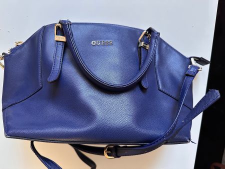 GUESS HANDTASCHE DUNKELBLAU MIT UMHÄNGERIEMEN GEM. FOTO