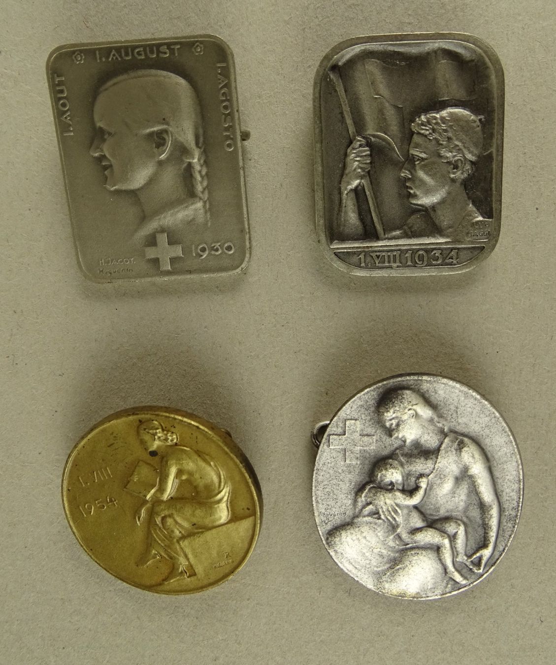 Placchette & Badge: 10 ALTE 1. AUGUST ABZEICHEN – Usato da Grüningen venduto da Kartensammler 2