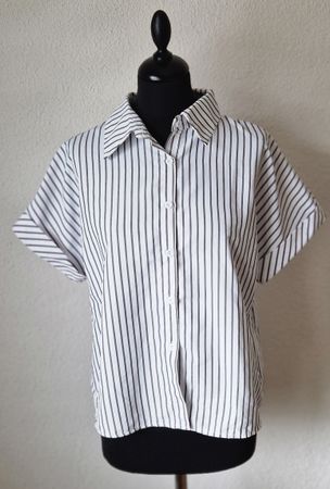 75) kurzärmlige Bluse Grösse M