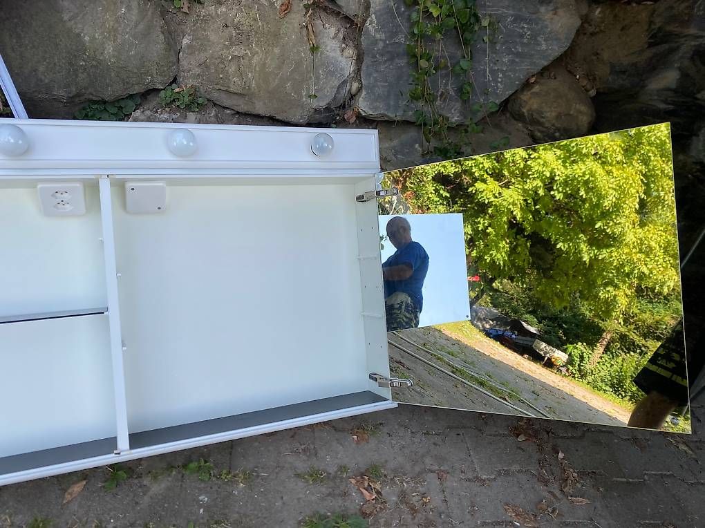 Armadietti a specchio: Luxus Spiegelschrank mit Beläuchtung, Steckdose – Usato da Rüegsbach venduto da landy68