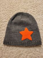 Warme, graue Wintermuetze mit orangem Stern Durchmesser 22cm