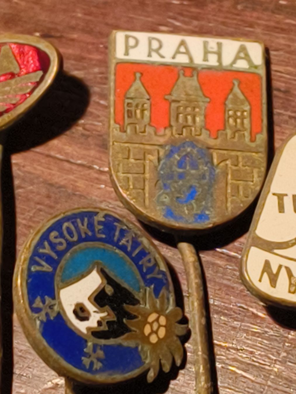 Medaillen: 10 Vintage Anstecker Abzeichen Emaille – Gebraucht aus stettlen von VintageBern_ch 4