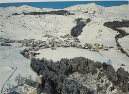 VELLA VILLA Talkirche Pleif - Val Lumnezia - Flugaufnahme