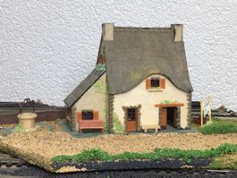 Modellbau Häuschen mit Strohdach für Anlage H0
