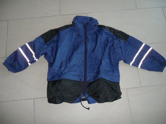 Jacken & Mäntel: Regenjacke mit Kapuze Gr 128 – Gebraucht aus Zug von falama