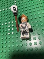 LEGO Minifigur von Thor im weißen Anzu