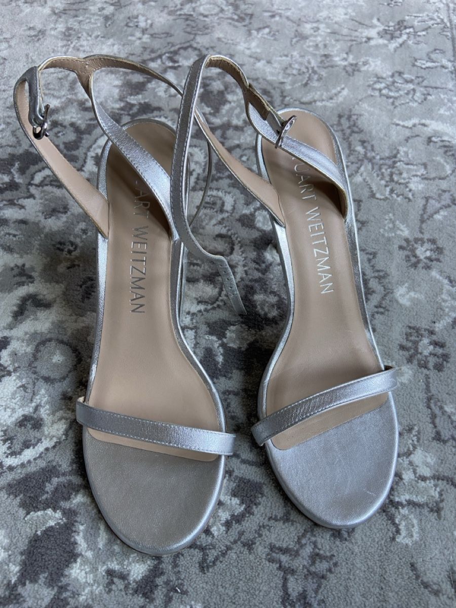 Stuart Weitzman Scarpe da donna: Stuart Weitzman Barelynude 100 Sandals Platinum Silver Heels – Usato da Münchenstein venduto da B771 2
