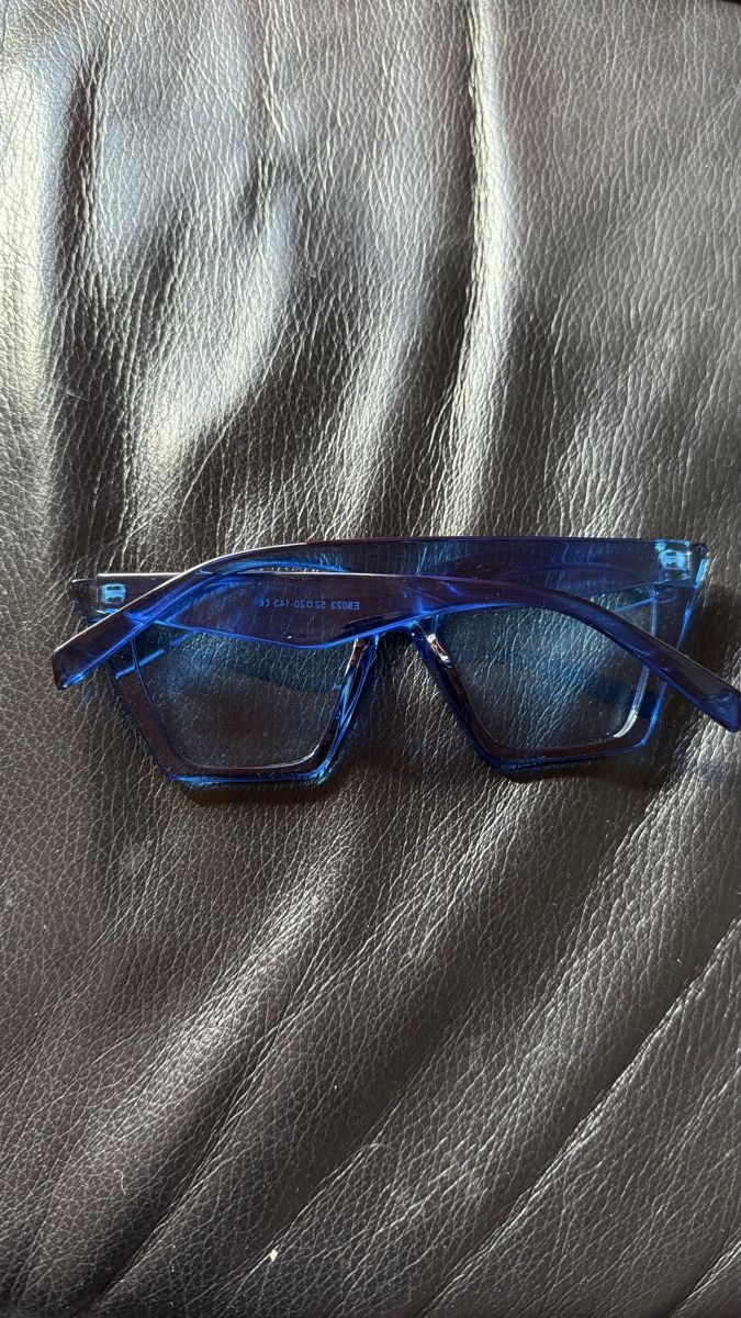 Lunettes & Verres: Stylish blue sunglasses – D'occasion à St-Gingolph par Ynatka 1