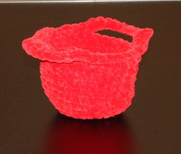 Blumentöpfe: Übertopf Körbchen gehäkelt rot – Gebraucht aus Flüelen von Diversicum-Shop 1