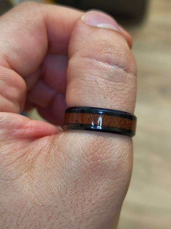Ringe: 4 Herrenringe / schwarze Ringe mit Holzoptik & Symbol – Gebraucht aus Basel von zga_cll9