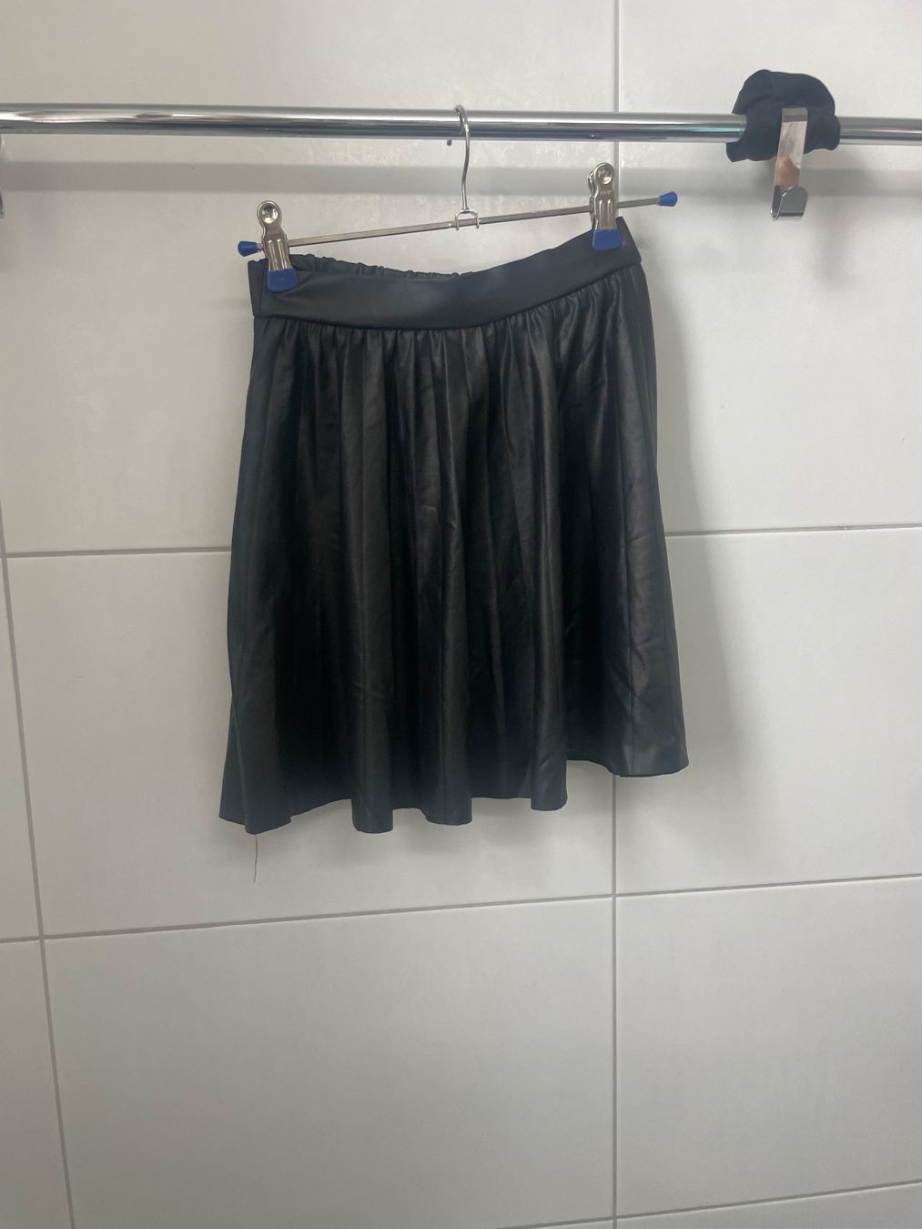Zara Vestiti & Gonne: Schwarzer Zara Lederrock, Gr. 140 – Nuovo (secondo la descrizione) da Dübendorf venduto da Blume1235