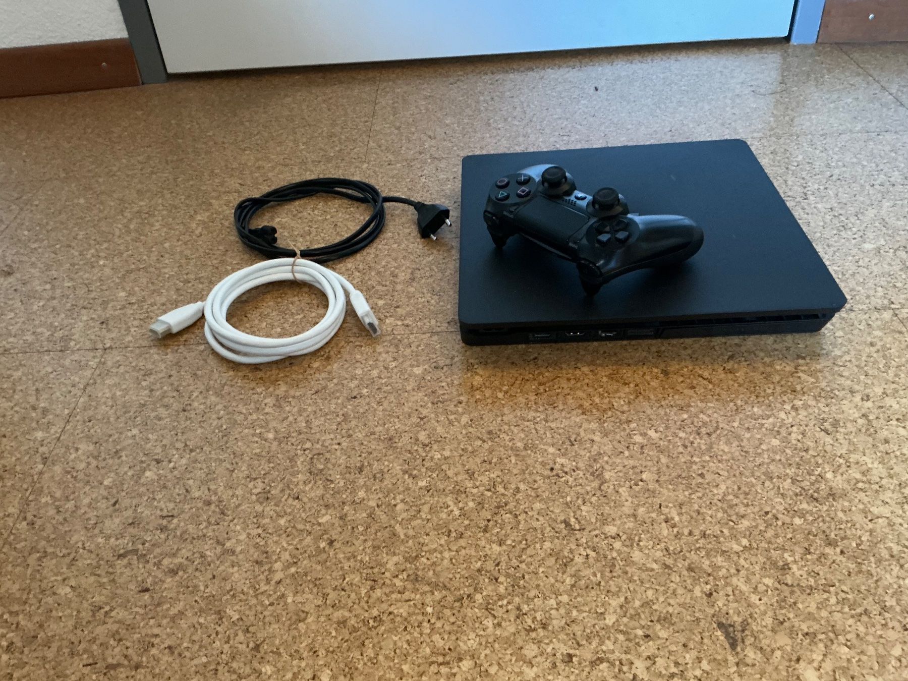 Sony Konsolen: Sony PS4 Slim Konsole + Controller + Kabel – Gebraucht aus Arbon von Ramon136 1