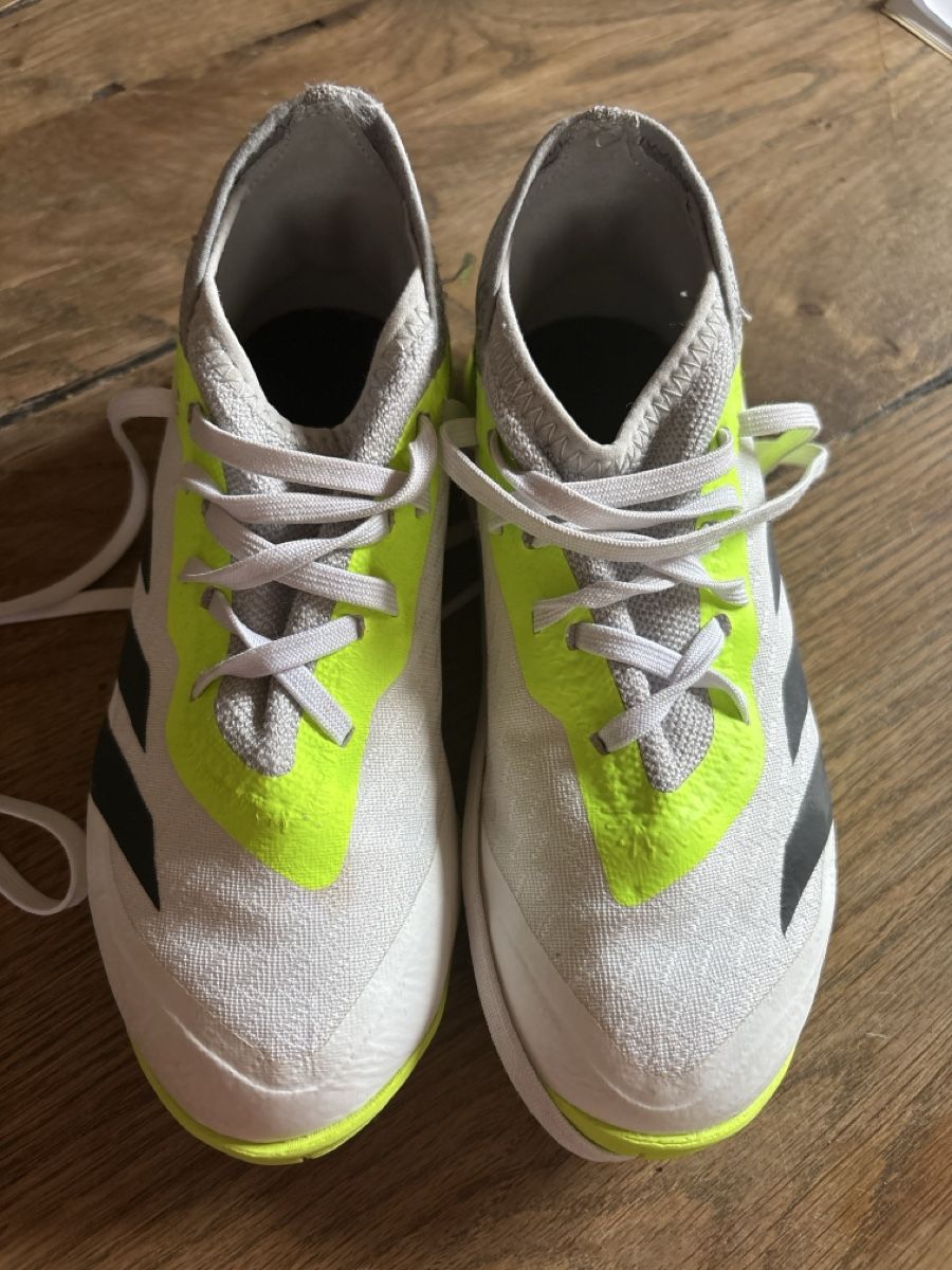 Adidas Chaussures garçon: Adidas Predator Hallenschuhe Grösse 32 – D'occasion à Engelberg par Reslisport