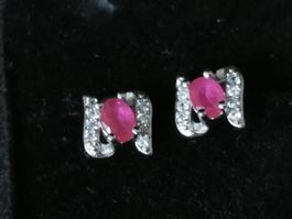 Silber Ohrstecker mit Rubine und Zirkone.