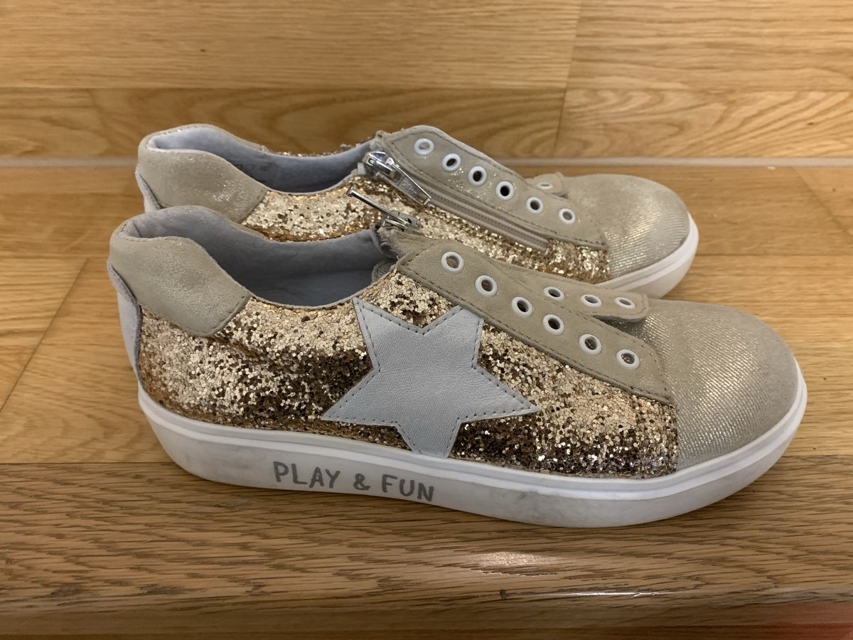 Chaussures filles: Schöne Sneakers Grösse 33 – D'occasion à Ostermundigen par des_t9vv 1