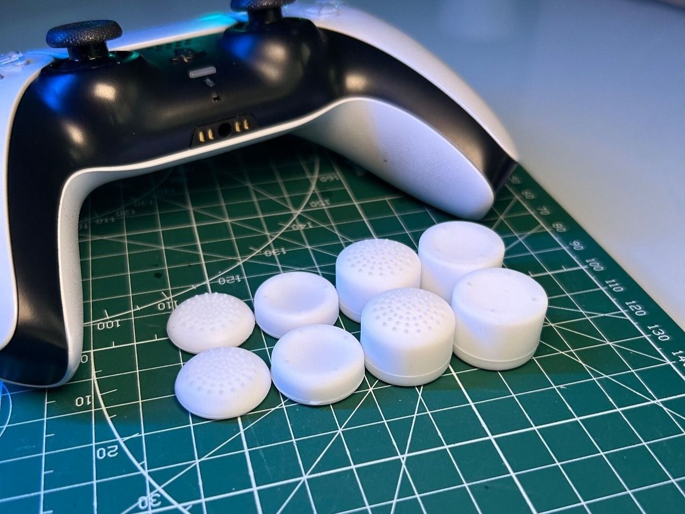 Controller: 8er Set Controller Grips / Noppen (White) – Nuovo (secondo la descrizione) da Niederwil SO venduto da BlueSonic