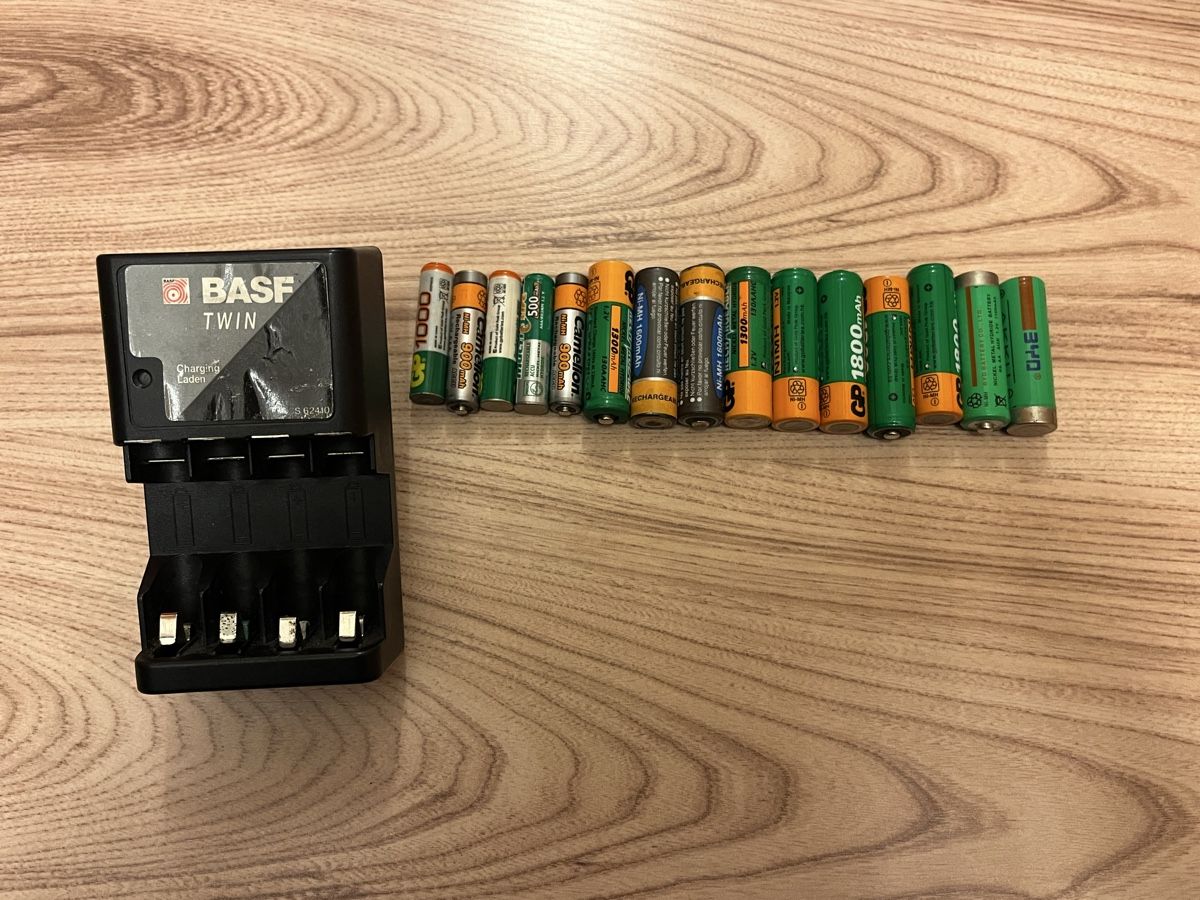 Caricatori & Batterie: BASF Twin Ladegerät mit Akkus, AA und AAA – Usato da Niederwil AG venduto da VST92